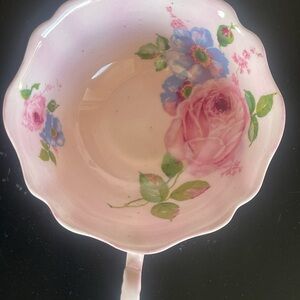PARAGON Pink Floral Scalloped Teacup • Fine Bone China England